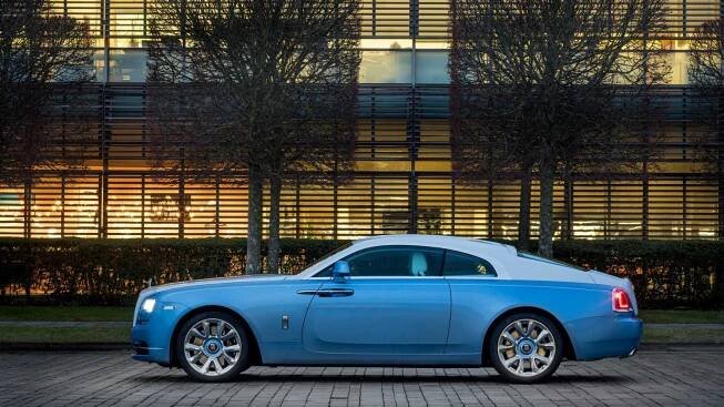 Hodiny sledovali sokola. Pak Rolls-Royce stvořil nejsložitější výšivku historie