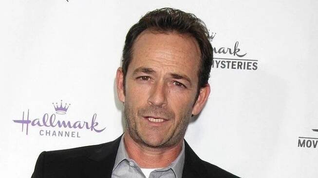 Luke Perry (52) byl na syna pyšný: Podívejte se, jak Jack s vizáží Tarzana bojuje jako wrestler