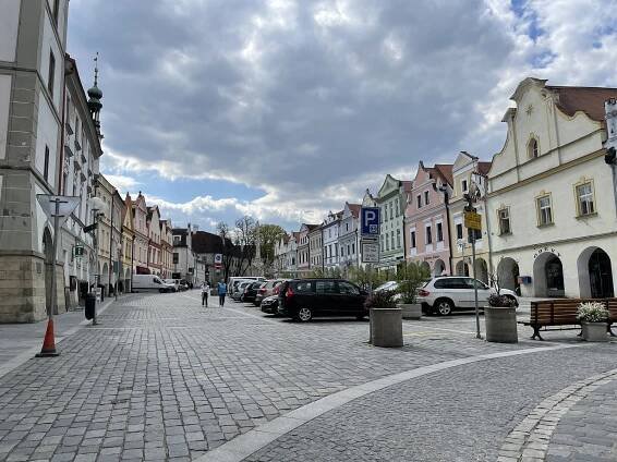 Na Masarykově náměstí v Třeboni opět nezaparkujete, začíná platit letní režim