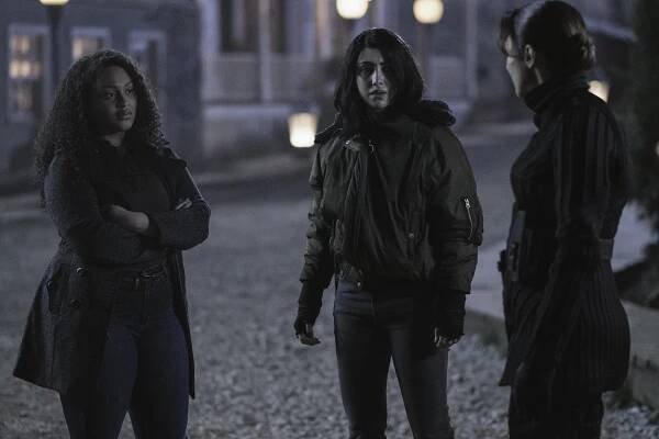 The Walking Dead: World Beyond - Family Is a Four Letter Word - Z filmu - Aliyah Royale, Alexa Mansour