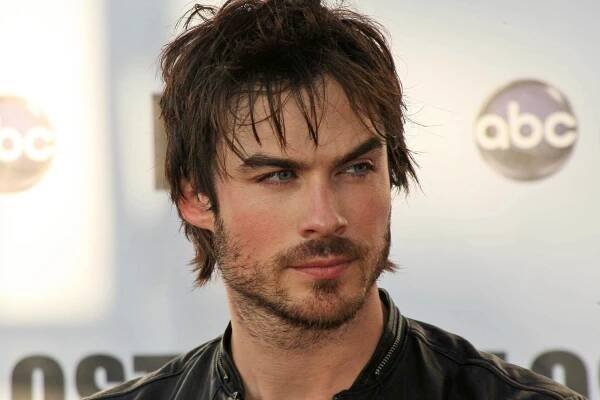 Modrooký krasavec Ian Somerhalder je milovníkem koček. Kvůli manželce preferuje ty čtyřnohé a sluší mu to s nimi