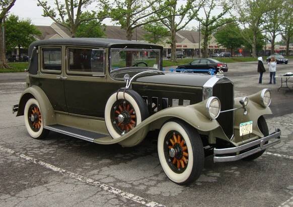 A restored 1929 Pierce-Arrow with the headlights mounted as part of the front fenders. (Picture courtesy Wikipedia).