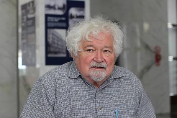 Pithart: Komunisty jsme zakázat nemohli, potřebovali jsme je, aby schvalovali naše zákony