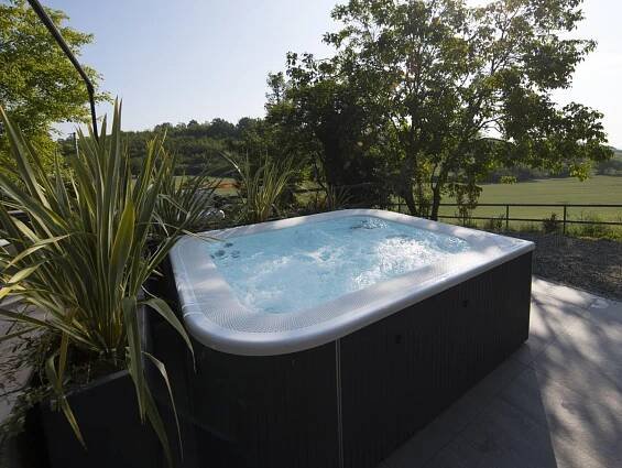 Hydromassage 7-seats above-ground minipool VIRTUS PRO Jacuzzi®