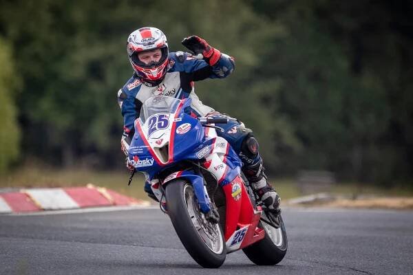 Zlatý kahanec nevyhrál nikdo. Motocyklové závody musely být předčasně ukončeny
