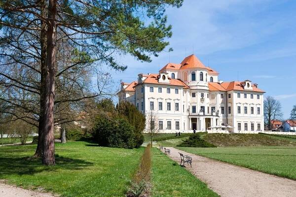 Barokní zámek Liblice nabízí luxusní ubytování i restauraci. 