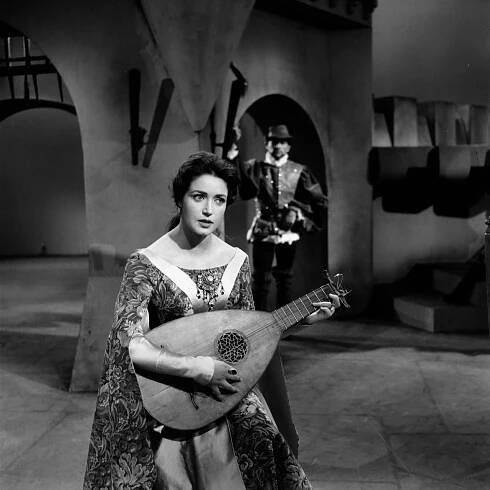 Françoise Fabian jouant du luth sur le tournage en studio de la série 