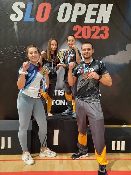 Medailisté s pohárem pro oddíl na SLO Open 2023