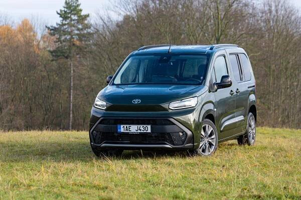 Obrovský kufr, až sedm míst a úsporný diesel: Svůj rodinný ideál teď Toyota prodává se slevou, ušetříte desetitisíce