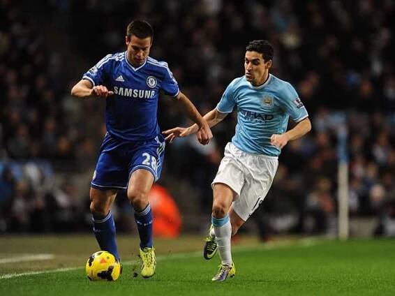 Cesar Azpilicueta z Chelsea (vlevo) a Gonzalez Jesus Navas z Manchesteru City.