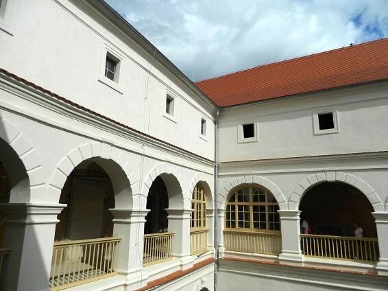 Fotky - Zámek Stvolínky zrekonstruované nádvoří - 10.09.2022