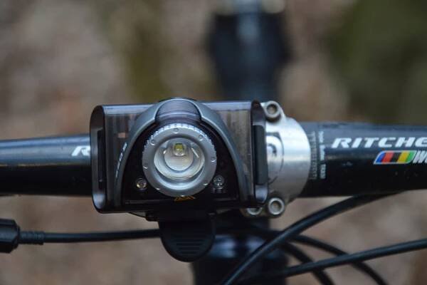 Ledlenser Detail přední svítilny zepředu.