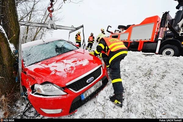 Na boku a opřený o strom skončil osobní automobil na Rudné ulici… | POŽÁRY.cz - ohnisko žhavých zpráv | hasiči aktuálně