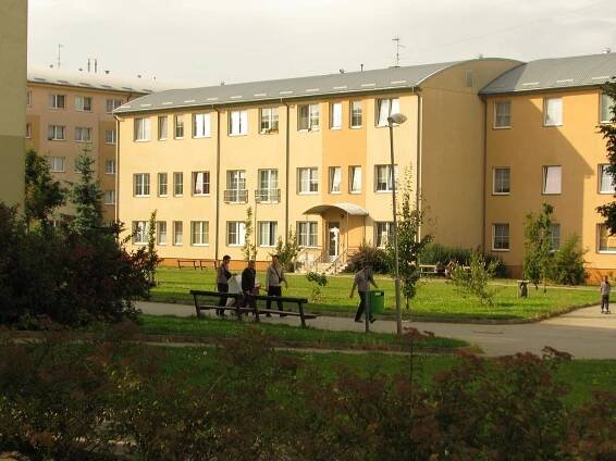 Městské byty v Kolíně nutně potřebují opravy, některé střechy jsou jak síto