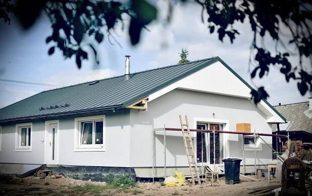 Světlá fasáda, ale ne bílá - inspirace - Fasáda a venkovní omítka | Modrastrecha.cz