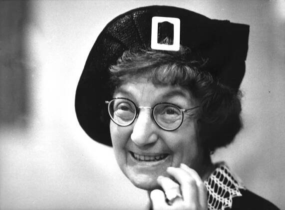 Herečka Marie Rosůlková si během své neobvykle dlouhé kariéry zahrála v mnoha filmech i divadelních představeních. Některé její role jsou doslova ikonické. Jako nápaditou a energickou babi v televizním seriálu Taková normální rodinka ji znají celé generace. Účinkovala ale také v legendárním seriálu Nemocnice na kraji města. 