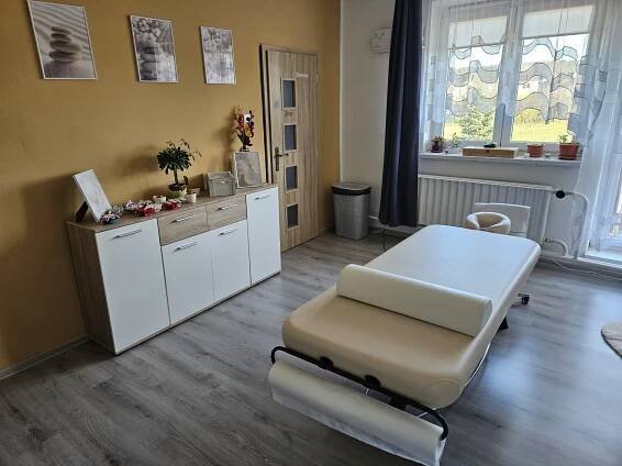 Uvolnění a regenerace: rašelinový zábal a masáž končetin, zad nebo celého těla