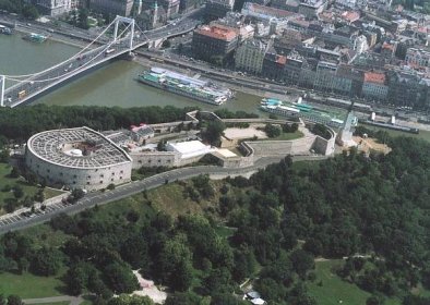Soubor:Citadel Budapest.jpg – Wikipedie