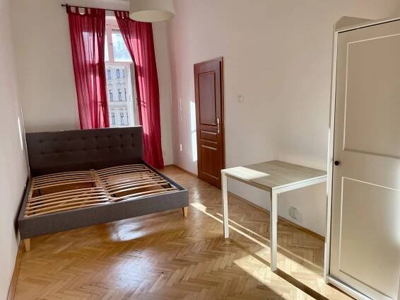 Pronájem bytu 2+1 (3kk) + pavlač, 80 m2, 3. patro, ul. Školská, Praha 1 - Connect reality