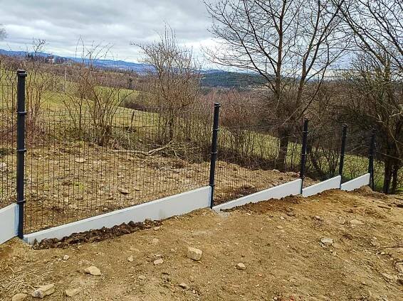 Realizace – 3D plotové panely a podhrabové desky | Kašperské Hory