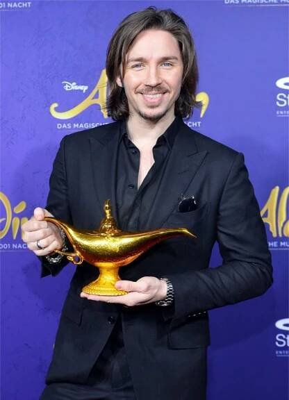 Gil Ofarim (Musiker): „Wer braucht Broadway….? Ich bin völlig geplättet, großartig!“ (Foto: Stage Entertainment / Ben Pakalski) 