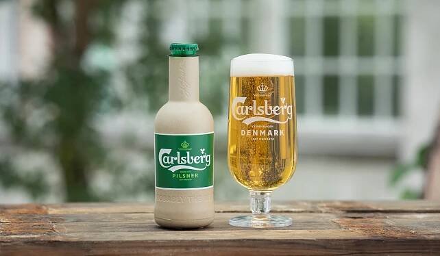 Fotka: Lahev piva Carlsberg z dřevěných vláken