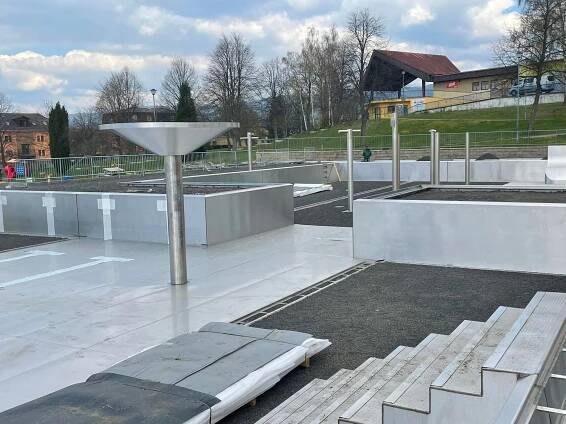 V Ostrově na Karlovarsku pokračují práce na městském koupališti | Náš REGION