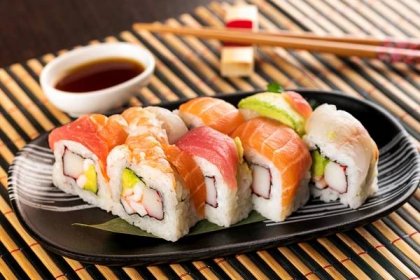 sada duhových uramaki sushi rolí s avokádem - sushi - stock snímky, obrázky a fotky