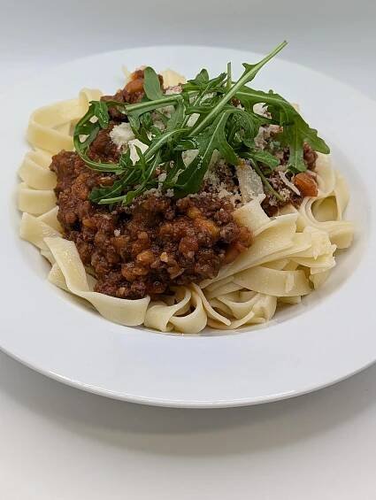 Tagliatelle bolognese, sýr typu grana | Jídelna PPAS