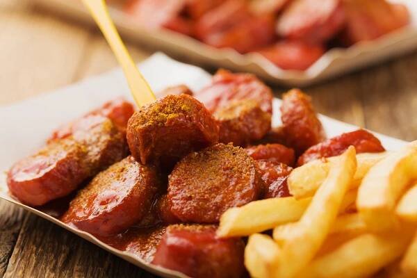 Tradiční německý currywurst, podávaný s hranolkami na jedno použití p — Stock obrázek
