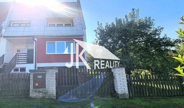 Nabízíme k prodeji dvoupatrový rodinný dům s garáží a zahradou v klidné části Obce Tršice u Olomouce | Reality.iDNES.cz 