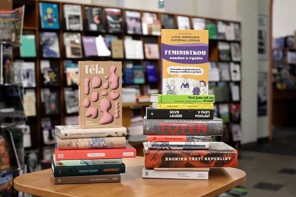 Knihy roku Deníku N znají vítěze, tedy vítězky. České literatuře vládnou ženy, vyhrála Těla a Feministkou snadno a rychle