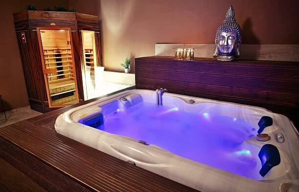 2 hodiny nebo celá noc v privátním wellness pro dva: hydromasážní vana, infrasauna i občerstvení