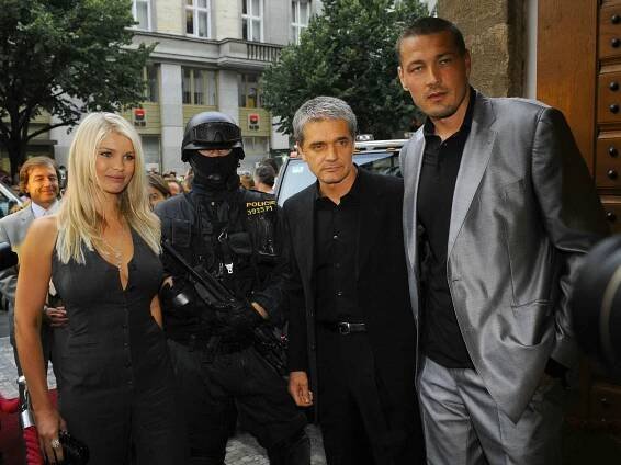 OBRAZEM: Na premiéru Kajínka doprovázeli herce policisté se samopaly