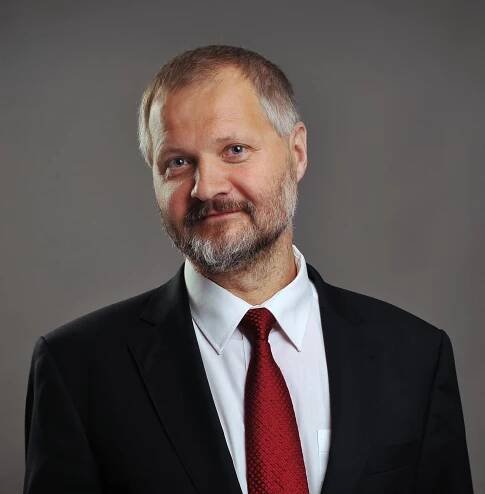 ČERNÁ A BÍLÁ: Měli bychom zrušit Senát?
