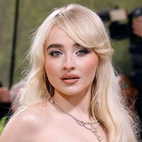 Sabrina Carpenter with a dark smokey eye and pink glossy lip