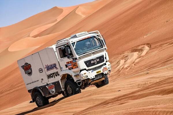 Namočený Dakar i zrádné duny. Účastníci slavné rallye si sáhli na dno sil