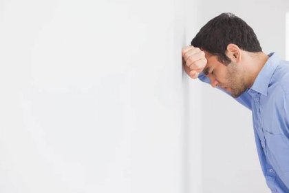 Rozhněvaný muž, opřel se hlavou proti zdi — Stock obrázek