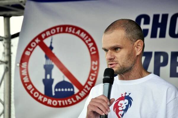 Lidé protestovali v Mostě proti islámu, přijela i Tatjana Festerling z Pegidy