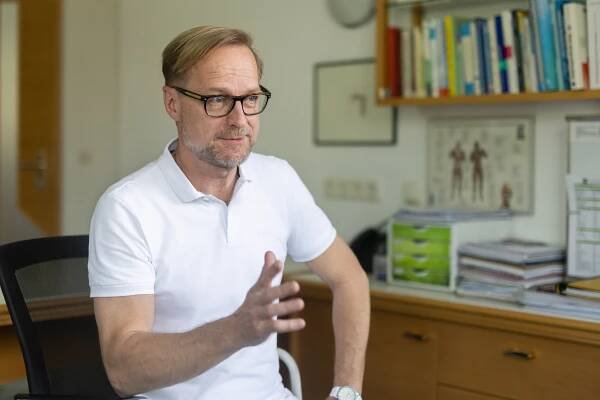 Feldenkrais Therapie im Park Igls: Sanfte Bewegung lernen