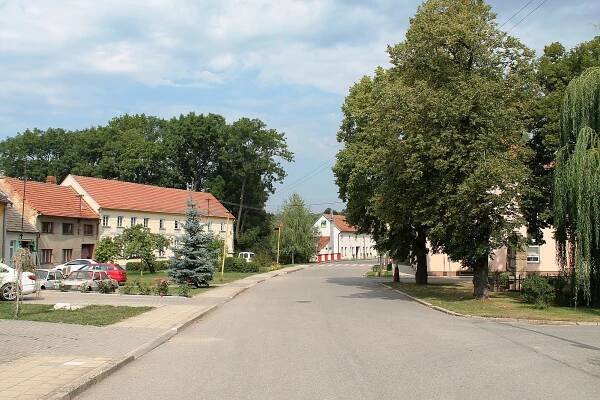 Soubor:Rousínov, Slavíkovice, náves (2017-08-26; 05).jpg