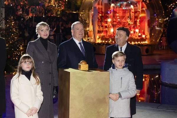 Kníže Albert II. s manželkou Charlene: Milé překvapení na vánoční fotce!