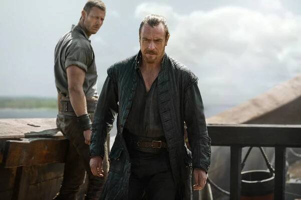 Pod černou vlajkou - Ozvěny minulosti - Z filmu - Tom Hopper, Toby Stephens