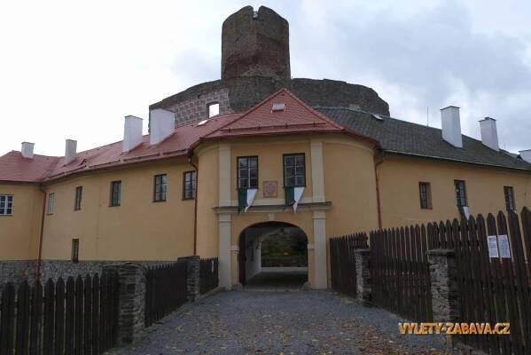 Tajuplný hrad Svojanov nedaleko historického města Polička