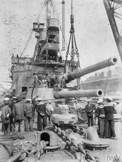 Soubor:HMS Agamemnon (1906) 12-inch gun replacement at Malta 1915.jpg – Wikipedie