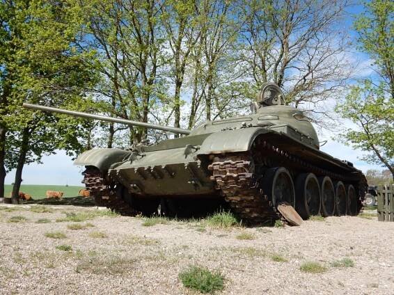 Tank je k viděni i bližšímu prozkoumání na Tankodromu Milovice.