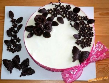 Tvarohový dort s čokoládovými ozdobami