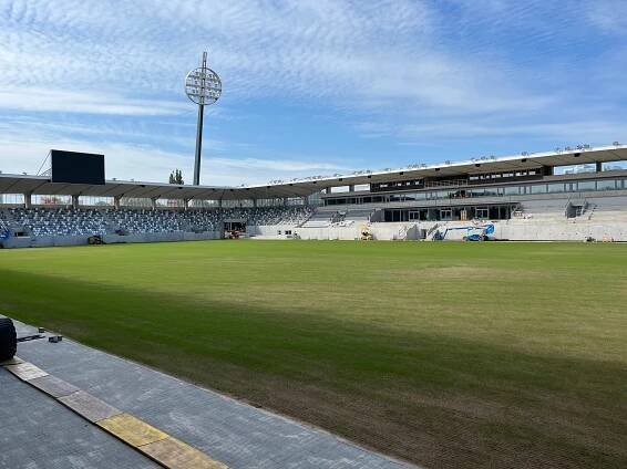 Multifunkční fotbalový stadion v Hradci Králové