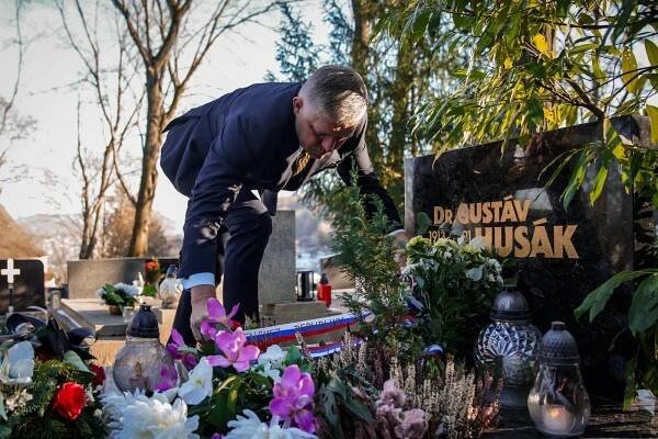 Ondřej Holub: Fico nad Husákovým hrobem. Anatomie jedné poklony