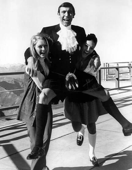 ON HER MAJESTY'S SECRET SERVICE, George Lazenby and two Bond girls, 1969
